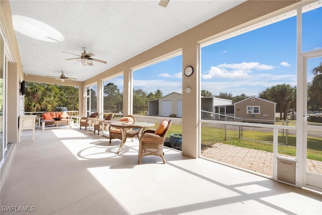 sunroom with ceiling fan