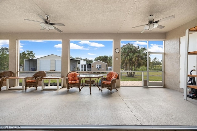 sunroom with ceiling fan