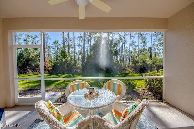 sunroom with ceiling fan