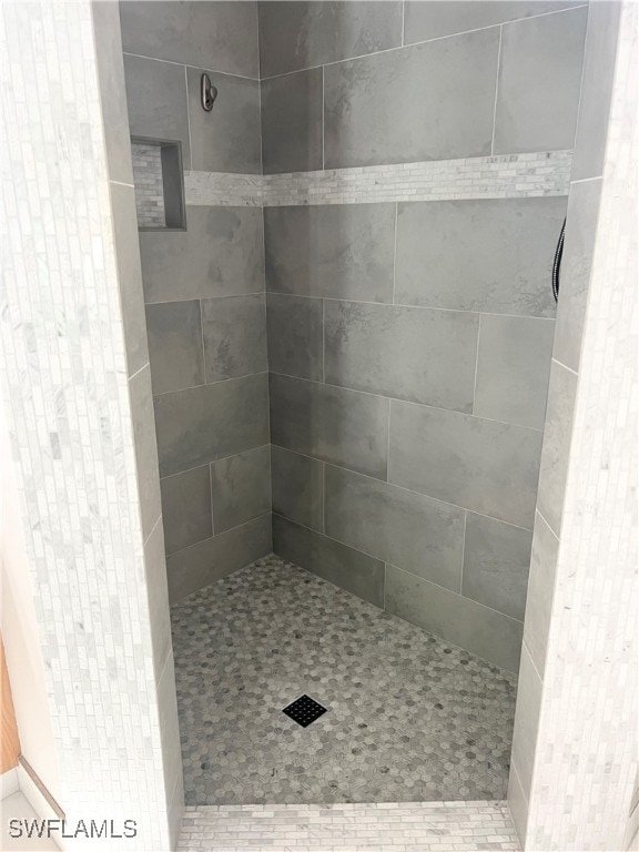 bathroom featuring a tile shower