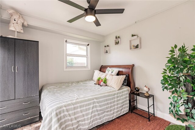 bedroom with ceiling fan