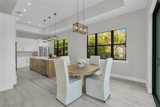 dining space featuring recessed lighting, a tray ceiling, visible vents, and baseboards