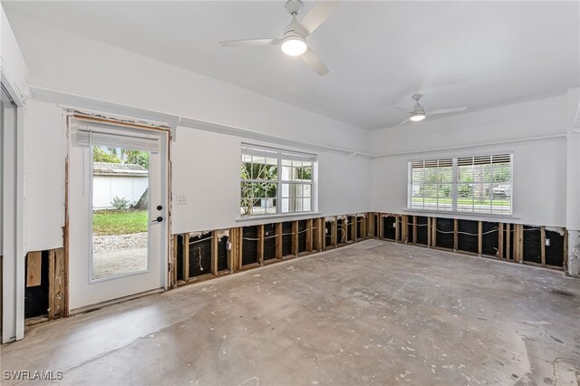 unfurnished room featuring concrete floors and ceiling fan