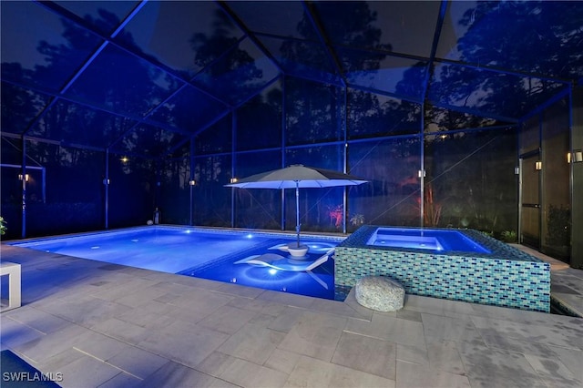 view of pool with an in ground hot tub, a patio, and a lanai