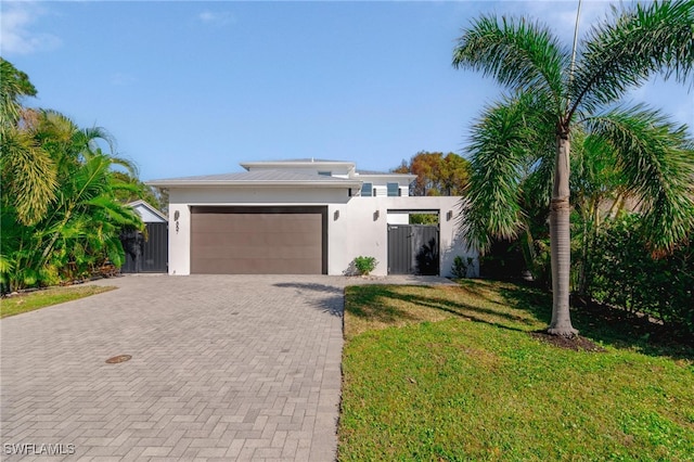 view of front of home featuring a front lawn and a garage