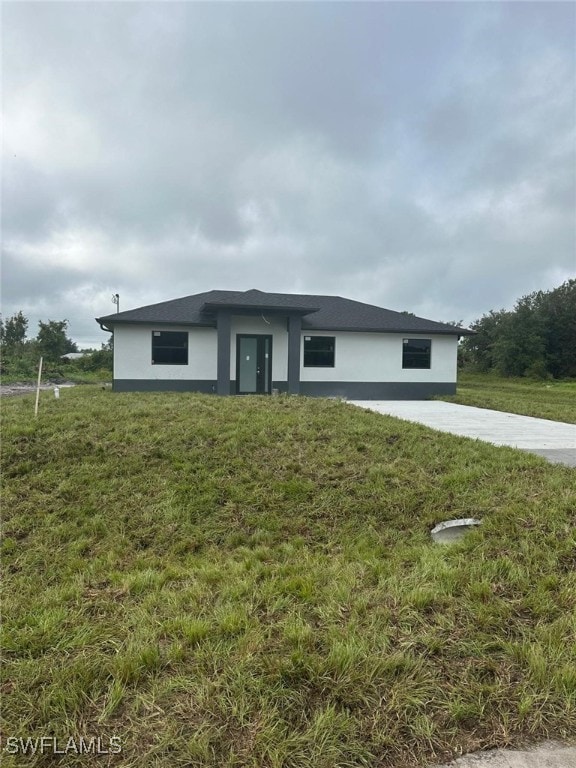 view of front of property featuring a front lawn