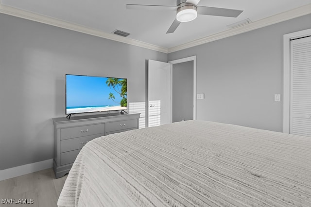 bedroom featuring ceiling fan, light hardwood / wood-style floors, and crown molding