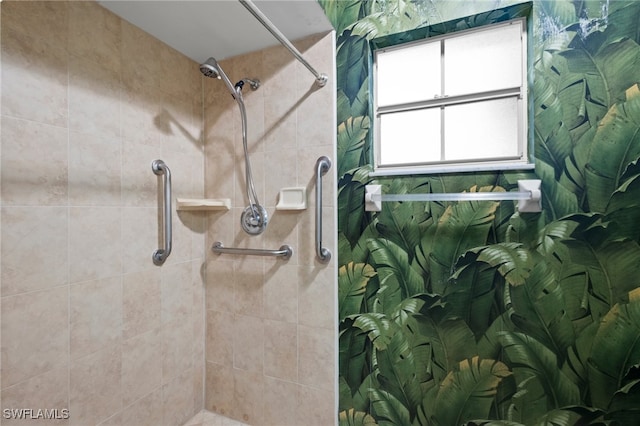 bathroom featuring tiled shower