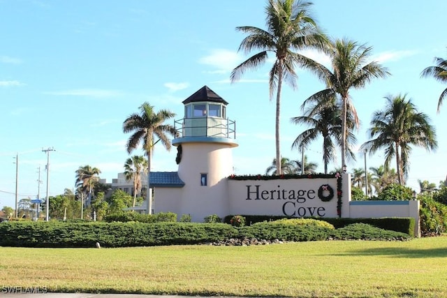 community / neighborhood sign featuring a lawn