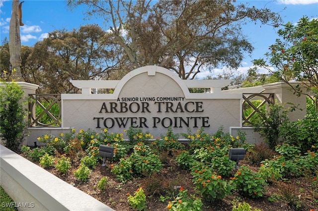 view of community / neighborhood sign