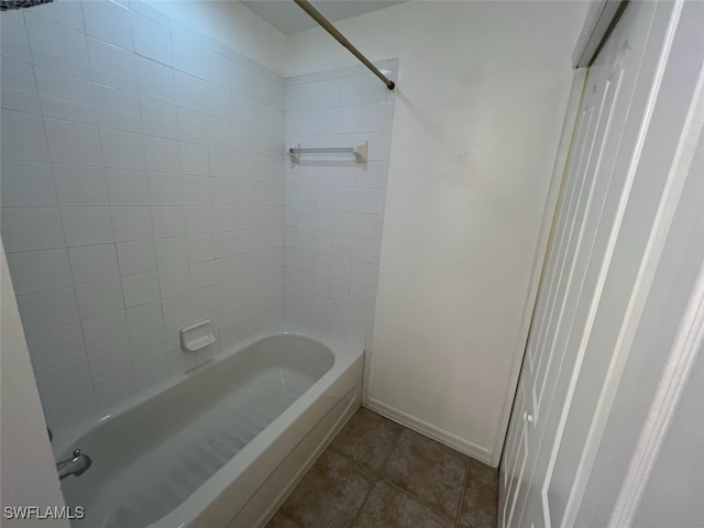 bathroom with tiled shower / bath combo