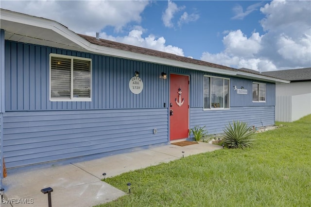 view of front of property with a front lawn