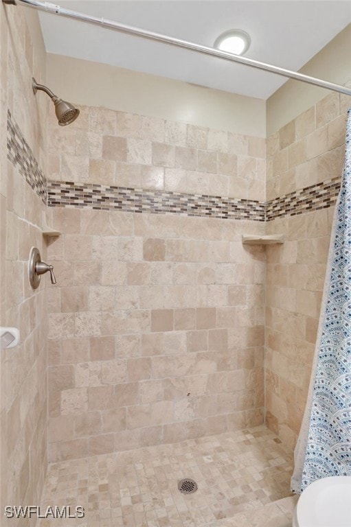 bathroom featuring a shower with shower curtain