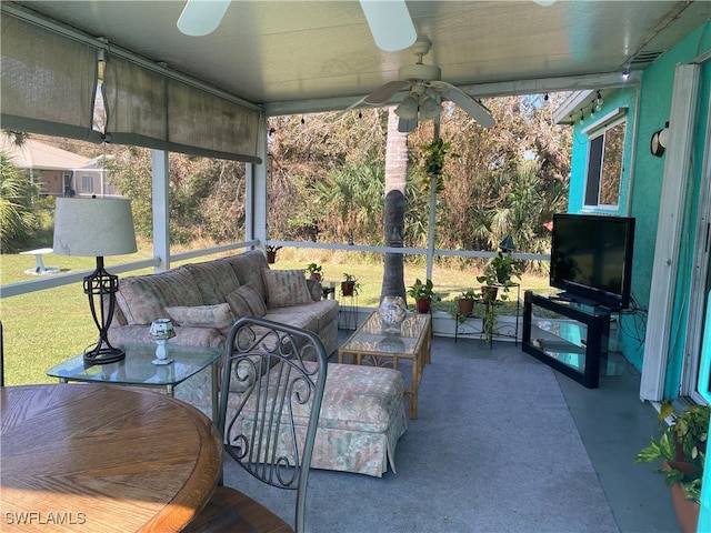 sunroom with ceiling fan