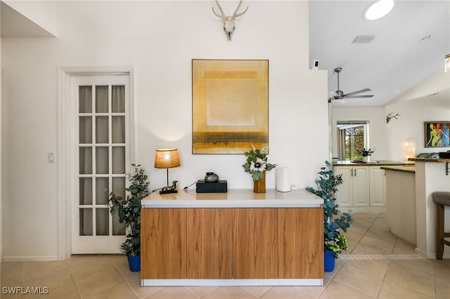 welcome area featuring ceiling fan