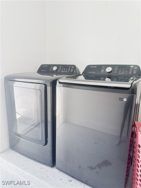 laundry room featuring washer and clothes dryer