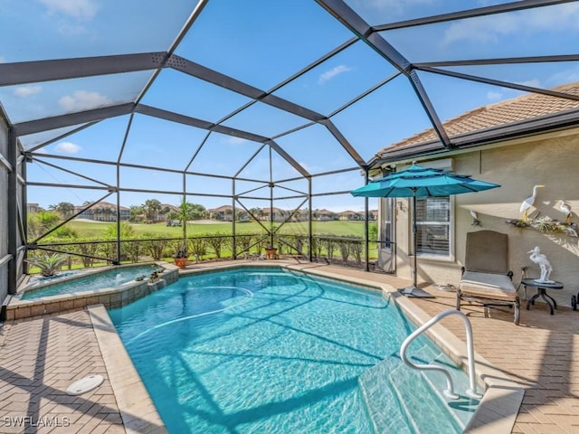 view of swimming pool with an in ground hot tub, a lanai, and a patio area