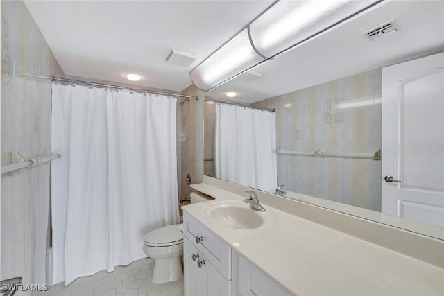 full bathroom featuring vanity, tile patterned floors, toilet, and shower / bathtub combination with curtain