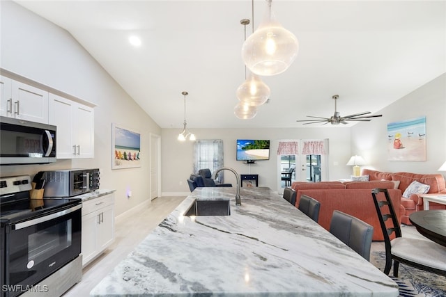 dining area with light wood-type flooring, lofted ceiling, sink, and ceiling fan