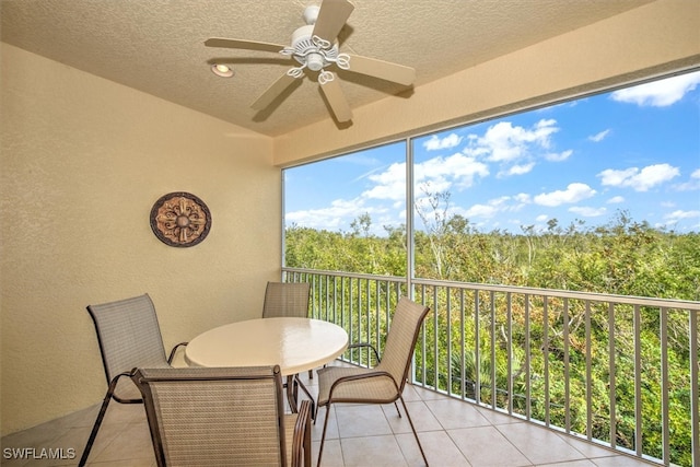 sunroom with ceiling fan