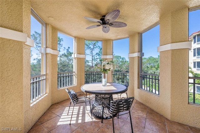 sunroom with ceiling fan