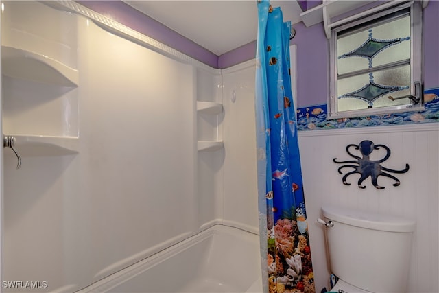 bathroom featuring a shower with curtain and toilet