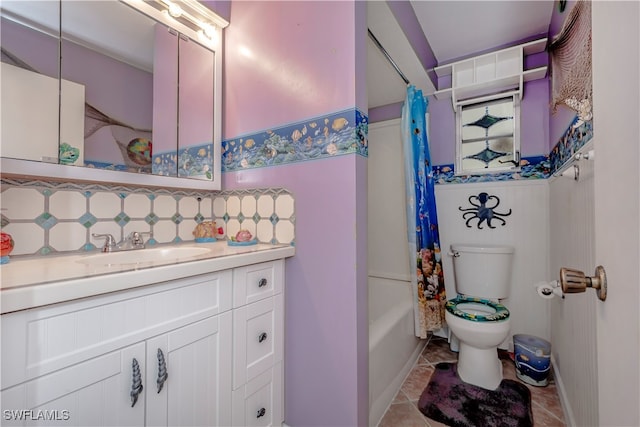 full bathroom featuring shower / bath combo, vanity, toilet, and backsplash