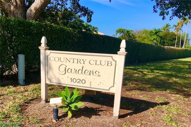 community / neighborhood sign with a yard