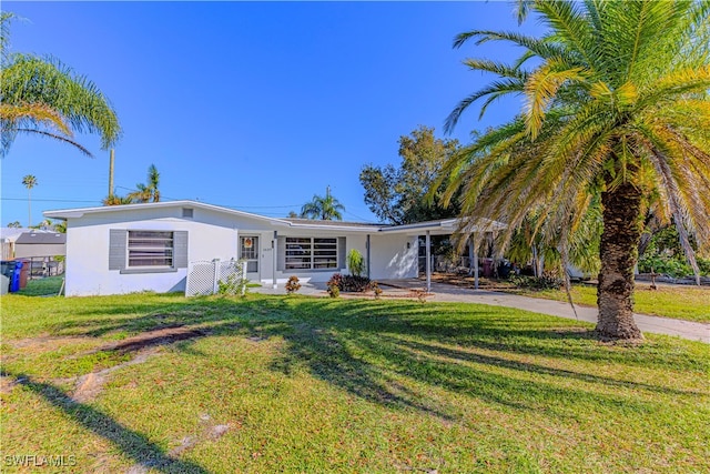 view of front of home featuring a front yard