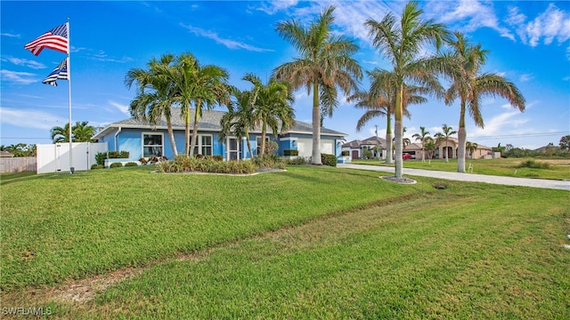 view of front of property featuring a front yard