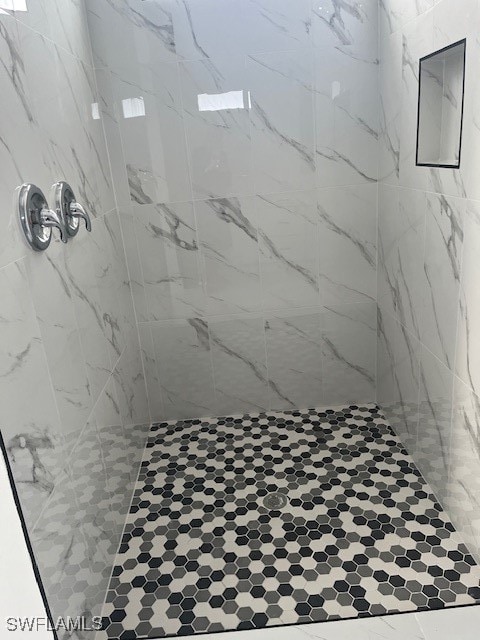 bathroom featuring a tile shower