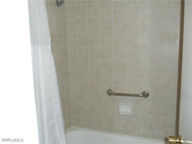 bathroom with shower / bath combo