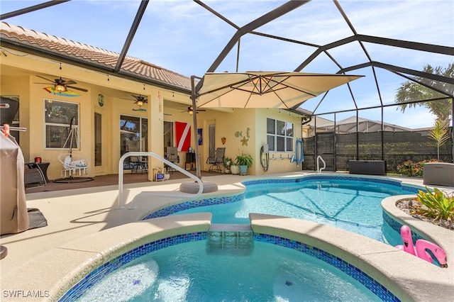 view of swimming pool featuring a lanai, ceiling fan, an in ground hot tub, and a patio area