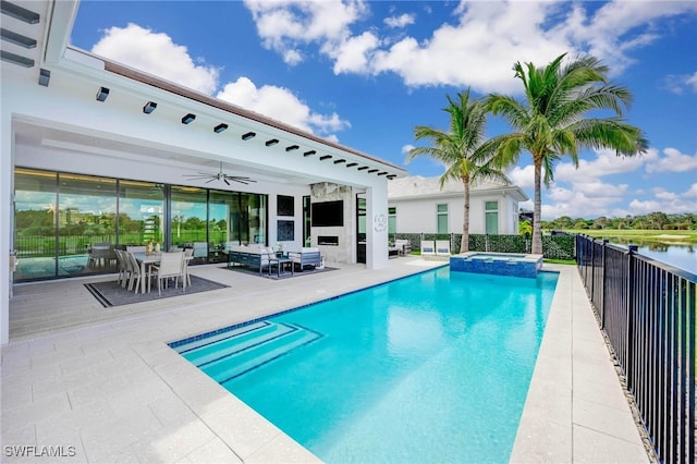 view of swimming pool featuring an in ground hot tub, outdoor lounge area, a patio, and ceiling fan