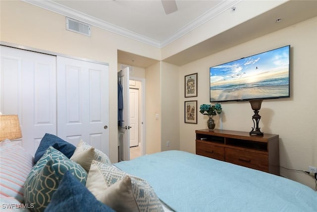 bedroom with visible vents, ornamental molding, ceiling fan, and a closet