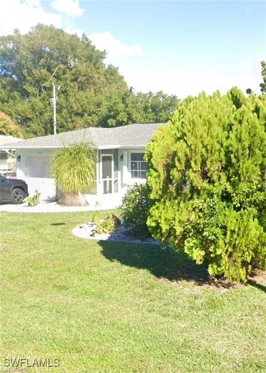 view of front of house with a front lawn and a garage