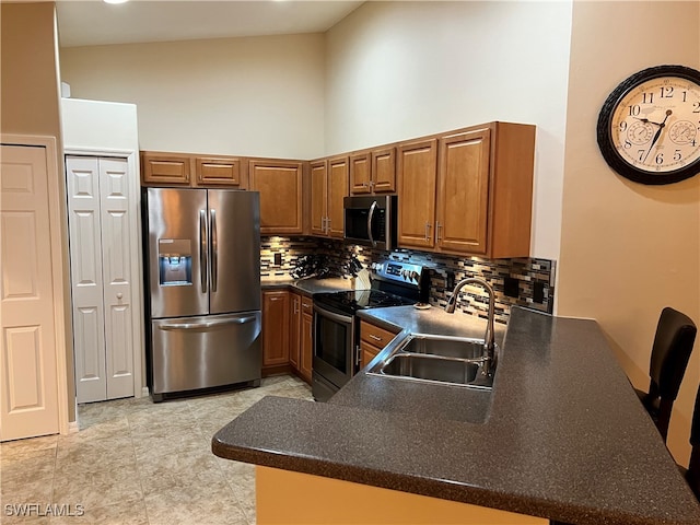 kitchen with backsplash, kitchen peninsula, stainless steel appliances, and high vaulted ceiling