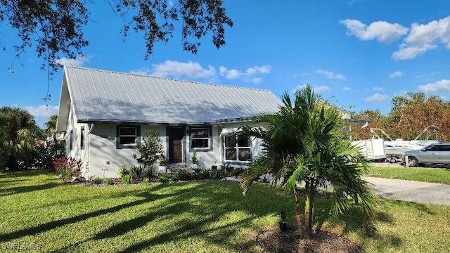 view of front of home featuring a front yard