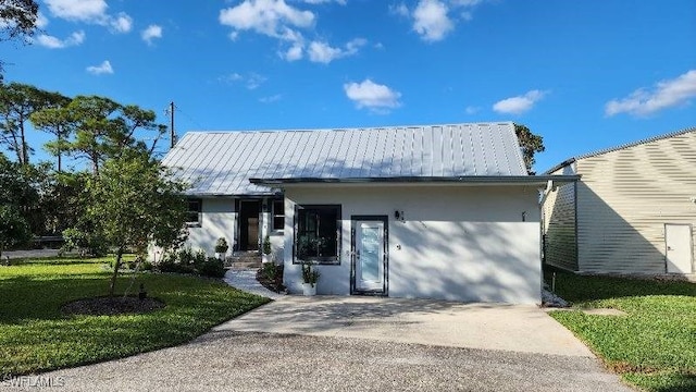 view of front facade with a front yard and a garage