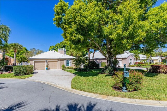 view of front of property featuring a front lawn