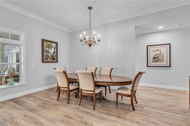 dining room featuring light hardwood / wood-style floors, a notable chandelier, and ornamental molding