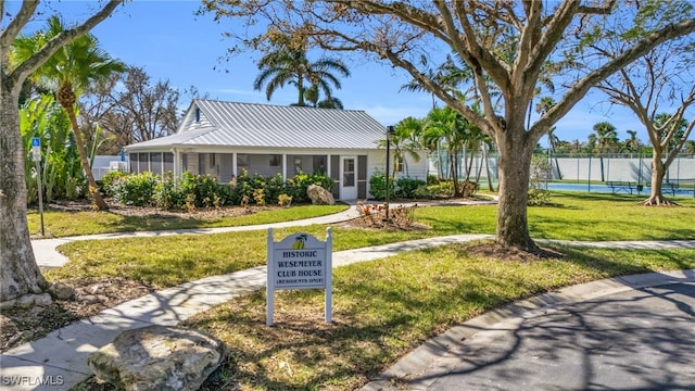 view of front of property featuring a front lawn