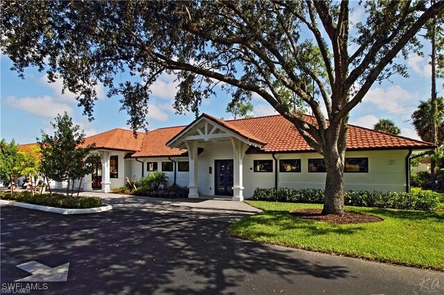 view of front of property with a front yard