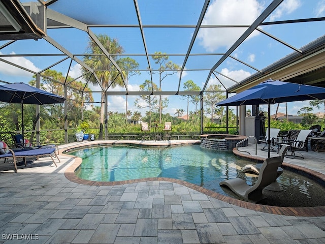 view of pool featuring an in ground hot tub, a patio, and a lanai