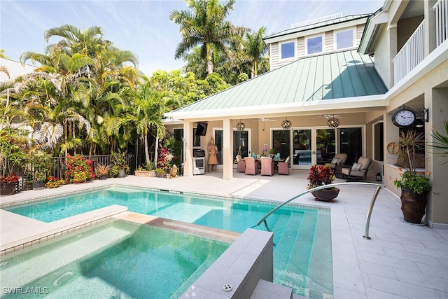 view of pool featuring ceiling fan, an outdoor hangout area, an in ground hot tub, and a patio