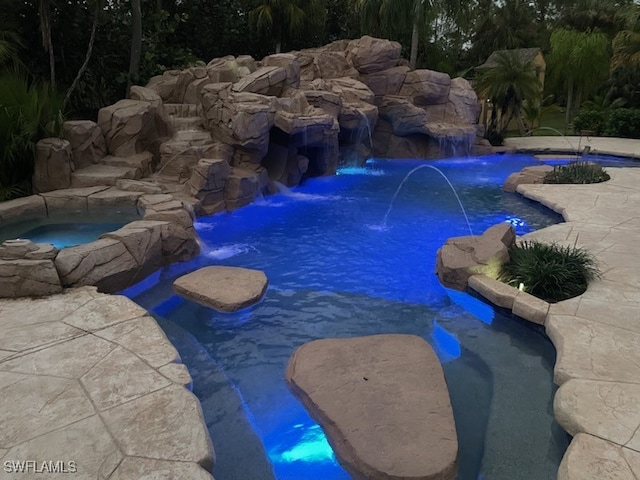 view of pool featuring an in ground hot tub and pool water feature