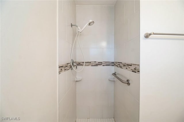 bathroom featuring a tile shower