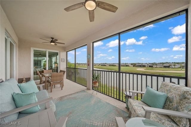 sunroom with ceiling fan