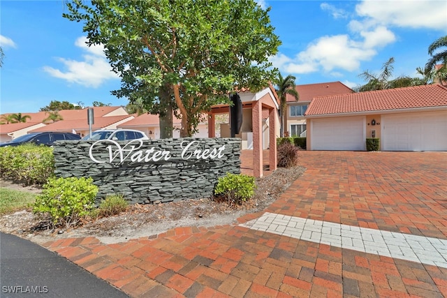 view of front of property featuring a garage