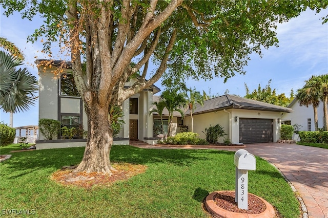 view of front facade featuring a front yard and a garage